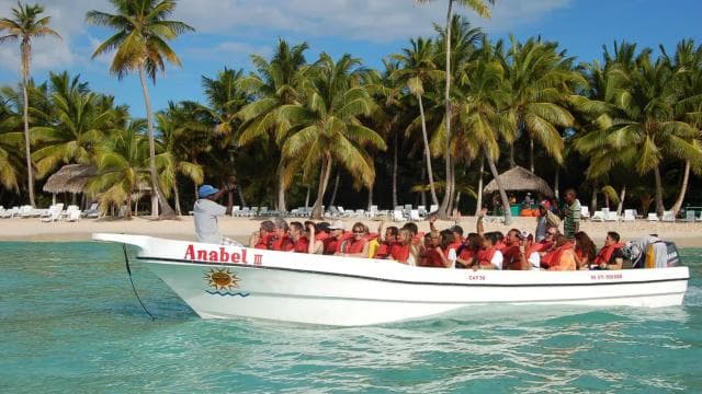 From Bayahíbe: Saona Island Catamaran Cruise with Buffet — Guided tour and outdoor activity